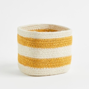 Panier de rangement coloré en jonc de mer tressé à la main avec motif rayé pour la maison, le salon, ou comme panier à linge. - Product Image 4