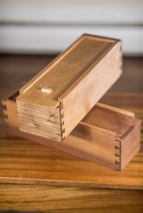 Boîte cadeau en bois pour vin avec couvercle coulissant pour le rangement et la présentation de bouteilles de vin rouge premium - Product Image 2