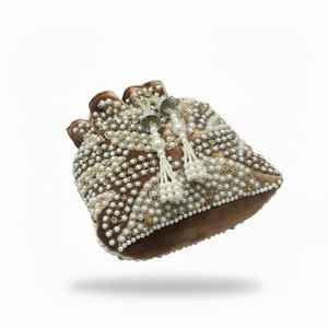 Bolso potli de terciopelo marrón con perlas - Product Image 4