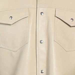 Chemise boutonnée pour homme en similicuir beige, manches longues, col rabattu, style workwear, haut décontracté avec poches - Product Image 5