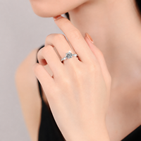 Bague en Moissanite et Platine à Grappe, Sertie de Griffes, Bijoux de Mariage de Luxe, Collection Cadeau en Gros Marque DEZYVIA OEM
