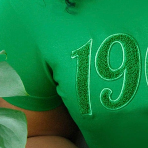 Camiseta Verde Chenille 1908 con Letras Griegas Bordadas, Prenda Casual de Algodón Premium para Hermandades - Product Image 4