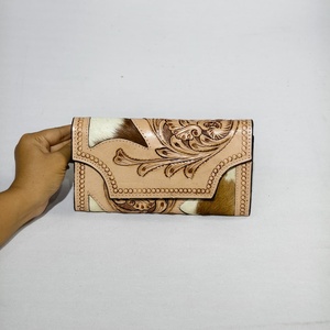 Cartera Larga de Cuero Genuino Hecha a Mano con Cierre Plegable, Estilo Vintage para Mujer, con Estampado Animal - Product Image 1