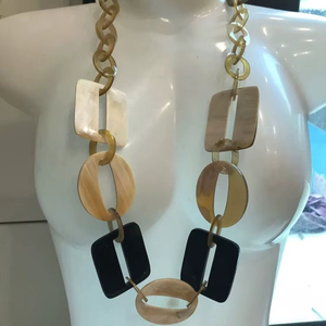 สร้อยคอทำมือจากเขาสัตว์ ดีไซน์หรูหรา พร้อมงานฝีมือแบบดั้งเดิม เหมาะสำหรับการแต่งกายสไตล์ชาติพันธุ์และคอลเลกชันเครื่องประดับวัฒนธรรม - Product Image 1