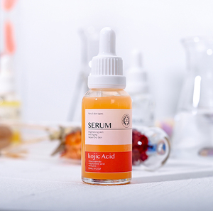 Sérum Liquide Anti-âge et Correcteur de <span class=keywords><strong>Taches</strong></span> <span class=keywords><strong>Brunes</strong></span> à l'Arbutine, Acide Kojique, Acide Hyaluronique et Vitamine C 30ml Marque Blanche - Exfoliant Cutané - Product Image 3