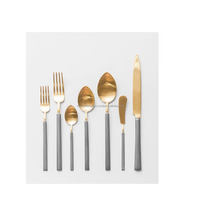 Ensemble de couverts en métal de style classique, adapté à toutes les occasions de repas, offrant une fonction polyvalente et une brillance durable - Product Image 2