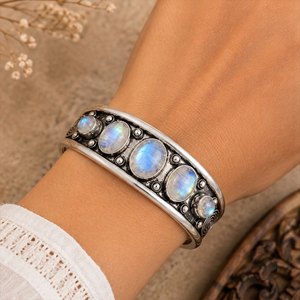 Bracelet large artisanal en pierre de lune arc-en-ciel étoilée, fait main en laiton plaqué argent, bijou unisexe classique de créateur - Product Image 2