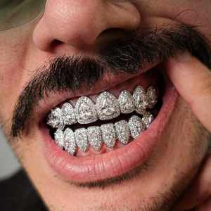 Joyería Fina Hip Hop: Set de Grillz para Luna de Miel, Plata 925 Certificada GIA, Moissanita VVS Personalizada con Piedra Central Grande - Product Image 3