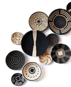 Conjunto de Decoración de Pared de Mimbre Tejido Estilo Boutique, Cestas Colgantes Tejidas a Mano en Negro y Crema para un Interior de Hogar Elegante y Ecléctico - Product Image 1
