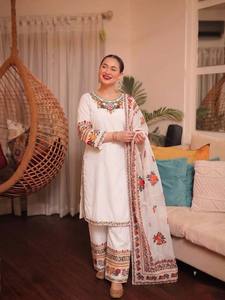 Salwar Kameez en Coton Brodé Noir et Blanc pour Femme – Tenue Traditionnelle Indienne et Pakistanaise Décontractée, Coupe Classique Longueur Cheville - Product Image 1