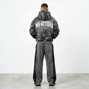 Ensemble de survêtement pour homme gris et noir camouflage avec sweat à capuche zippé, coupe ample, jambe large, style streetwear, design à empiècements, personnalisable OEM ODM - Product Image 2