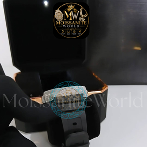 Reloj de pulsera cronógrafo analógico de lujo premium con movimiento de cuarzo, de acero inoxidable, con diamantes de moissanita helados y engaste completo de piedras para hombre - Product Image 3