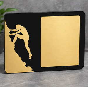Placa deportiva de MDF de madera grabada con láser con temática de escalada, marco negro con acabado dorado para impresión personalizada - Product Image 1
