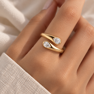 Bague de fiançailles en or plaqué 18 carats avec deux pierres en forme de goutte d'eau, serties dans un serti clos, bijoux tendance pour femmes - Product Image 2