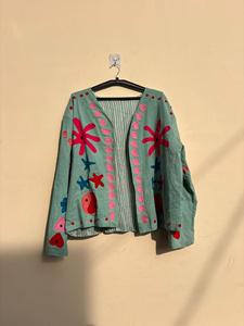 Veste en velours Suzani faite à la main pour femme, style bohème, brodée, manteau d'hiver pour festival, vêtement ethnique affirmé - Product Image 1