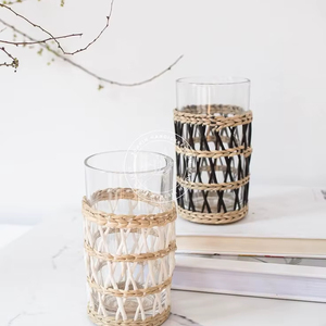 Portavasos decorativo de mimbre estilo jacinto para vasos y presentación elegante en una mesa de comedor rústica - Product Image 1