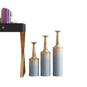 Elegante jarrón de metal de lujo de oro azul Forma cilíndrica alta única con patrón intrincado Decoración para el hogar hecha de madera - Product Image 1