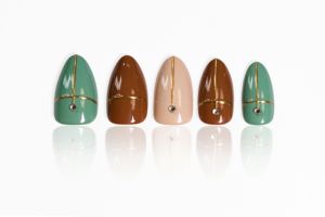Uñas postizas de lujo con joyas, venta al por mayor, fábrica OEM ODM, forma almendrada, personalizadas, color nude con línea dorada, uñas a presión. - Product Image 4