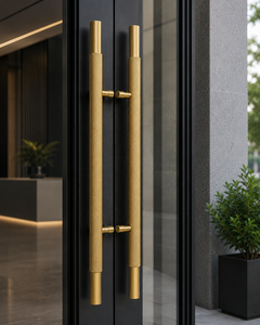 Échelle en laiton brossé non scellée de 600mm finition naturelle poignée en H en laiton moleté droit pour portes - Product Image 2