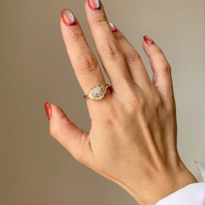 Bague de fiançailles de luxe à trois pierres en argent sterling S925, diamant de laboratoire certifié IGI VVS2 taille radiant avec pierres latérales en épaulette - Product Image 4