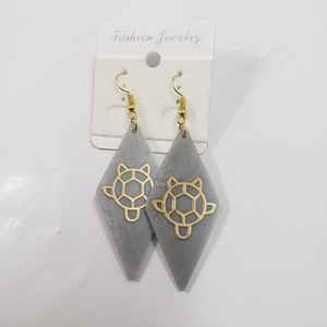 Elegantes pendientes de resina verde con cuerno de latón chapado en oro de 18 quilates ligeros e hipoalergénicos | Joyería hecha a mano para mujer - Product Image 6