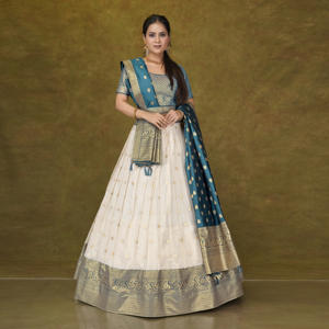 Lehenga Choli Kota Chex con Dupatta de Tejido Rico, Borde Banarasi Intrincado, Falda Acampanada, Blusa de Diseñador, Ropa Festiva Tradicional - Product Image 3