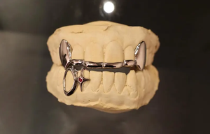 เครื่องประดับฮิปฮอป โมอิสซาไนต์ เงิน ฟันปลอมแบบกริลล์ซ  ครอบฟัน  สไตล์แวมไพร์  แบบสั่งทำได้  สำหรับทุกเพศ  ดีไซน์โดดเด่น  สตรีทแฟชั่น  หรูหรา  วิบวับ - Product Image 2