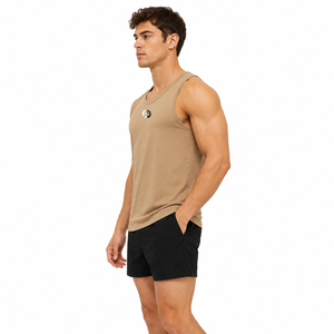 Camiseta sin mangas para hombre de estilo minimalista que combina tela suave con una construcción duradera para un uso prolongado en sesiones de fitness y paseos de verano, ideal para el uso diario. - Product Image 2