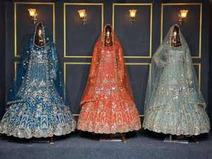 Robe de créateur Lehenga Choli avec un travail lourd et riche et de magnifiques pierres Jarkan, idéale pour les mariages et les tenues de soirée - Product Image 3