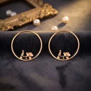 Boucles d'oreilles créoles tendance 55x50MM en laiton plaqué or, motif Scooter dans le cercle, design de créateur, provenance fournisseur indien - Product Image 3