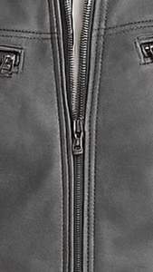 Veste motard tendance en argent métallisé pour homme, avec texture en cuir lisse. - Product Image 5