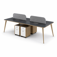 Bureau de travail rectangulaire moderne pour quatre personnes en bois avec dessus aspect pierre, écrans d'intimité gris et rangement sur pied