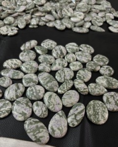 Pierre de jade naturelle en cabochon, prix de gros, cristaux de pierres précieuses en vrac, énergie de guérison des chakras pour la fabrication de bijoux - Product Image 2