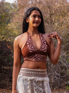Top corto halter de algodón hecho a mano con estampado geométrico en bloques marrones, blusa halter estampada, blusa sin espalda de tela natural transpirable - Product Image 4