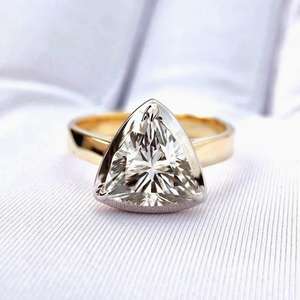 Bague solitaire en or massif 18 carats avec diamant taille trillon de 2,00 carats, cadeau de mariage raffiné pour votre partenaire, porte-bonheur - Product Image 1