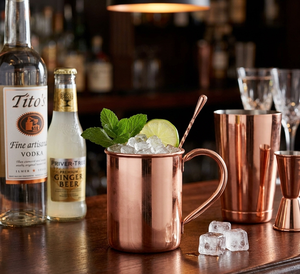 Mug à cocktail en cuivre pur plaqué – Mugs en cuivre de luxe pour Moscow Mule avec cuillère mélangeuse – Accessoires de bar professionnels - Product Image 5