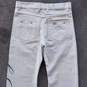 Jean droit vintage en coton pour homme, coupe évasée, finition délavée, imprimé lettres et décoration rivets, broderie personnalisable, denim - Product Image 4