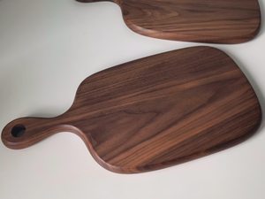 Planche à découper en bois de noyer massif, planche de service artisanale avec poignée, finition lisse à la main, planche à découper à grain de bois apparent - Product Image 6