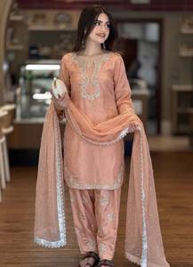 Ensemble Kurti Farshi Palazzo en soie brodée Roman Glass avec travail de rivets et de perles et dupatta en organza ajouré – Tenue de soirée de créateur - Product Image 2