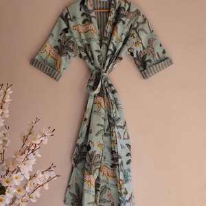 Kimono de Terciopelo Talla Grande con Estampado Verde Selva, Bata de Novia Ecológica Informal para Mujer, Bata de Novia de Algodón y Terciopelo - Product Image 3