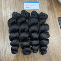 Mèches de cheveux humains vietnamiens 100% naturels, ondulations souples et élégantes, effet moussant durable, prêtes à être expédiées.