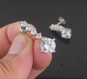 Pendientes de circonita cúbica 5A de primera calidad, chapados en plata de alto brillo, con aguja de plata 925, hipoalergénicos, al por mayor para mujer - Product Image 3