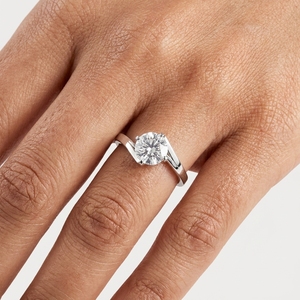 Bague de fiançailles classique en diamant rond taille brillant 1 carat en platine PT950 pour femme - Product Image 5