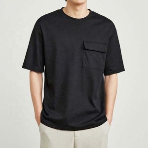 Camiseta de algodón negra de manga corta con cuello redondo y bolsillo en el pecho para hombre, corte regular, estilo casual, tejido jersey. - Product Image 1