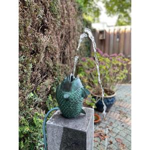 Fuente de agua de metal hecha a mano para jardín, estatua de pez para mesa o encimera, acabado verde pátina antiguo - Product Image 2