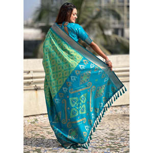 Sari Patola en soie douce verte Pista tissé avec des fils Zari et des tissages contrastés pour vêtements indiens et pakistanais - Product Image 2