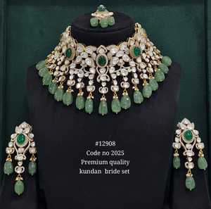 Collier et boucles d'oreilles de mariée Kundan de qualité supérieure 12908, plaqués or, avec perle ovale verte, pour mariage et fiançailles - Product Image 2