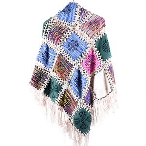 Poncho en tricot 100% coton avec bordure blanche Poncho à bordure blanche - Product Image 2