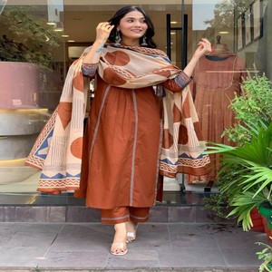 ชุดสูทผ้าฝ้ายแท้ทำมือ VASTRA COTTAGE พร้อมกางเกงและผ้าคลุมไหล่ พิมพ์ลายที่คอแบบแฮนด์เมด สวมใส่สบาย เหมาะสำหรับทุกวันและงานเทศกาล - Product Image 2