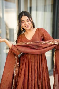 ชุดสาหรี่กะมีซอินเดีย ดีไซน์หลากหลาย สีสันหลากหลาย ปักลายบนผ้าไหมจอร์เจตต์เนื้อนุ่ม สไตล์ร่วมสมัย คอเสื้อมีสไตล์ เหมาะสำหรับงานปาร์ตี้ - Product Image 2